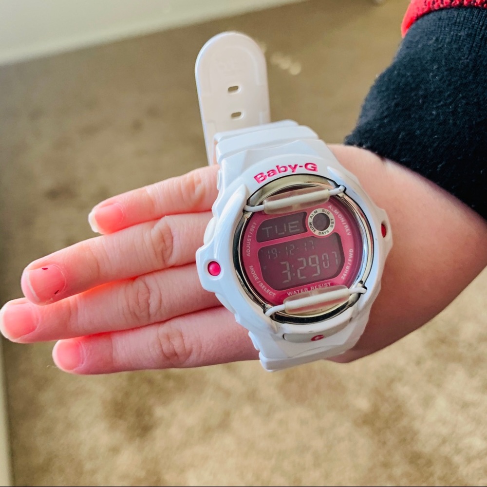 Baby G Shock ⏱ white with pink detail 🌸☁️